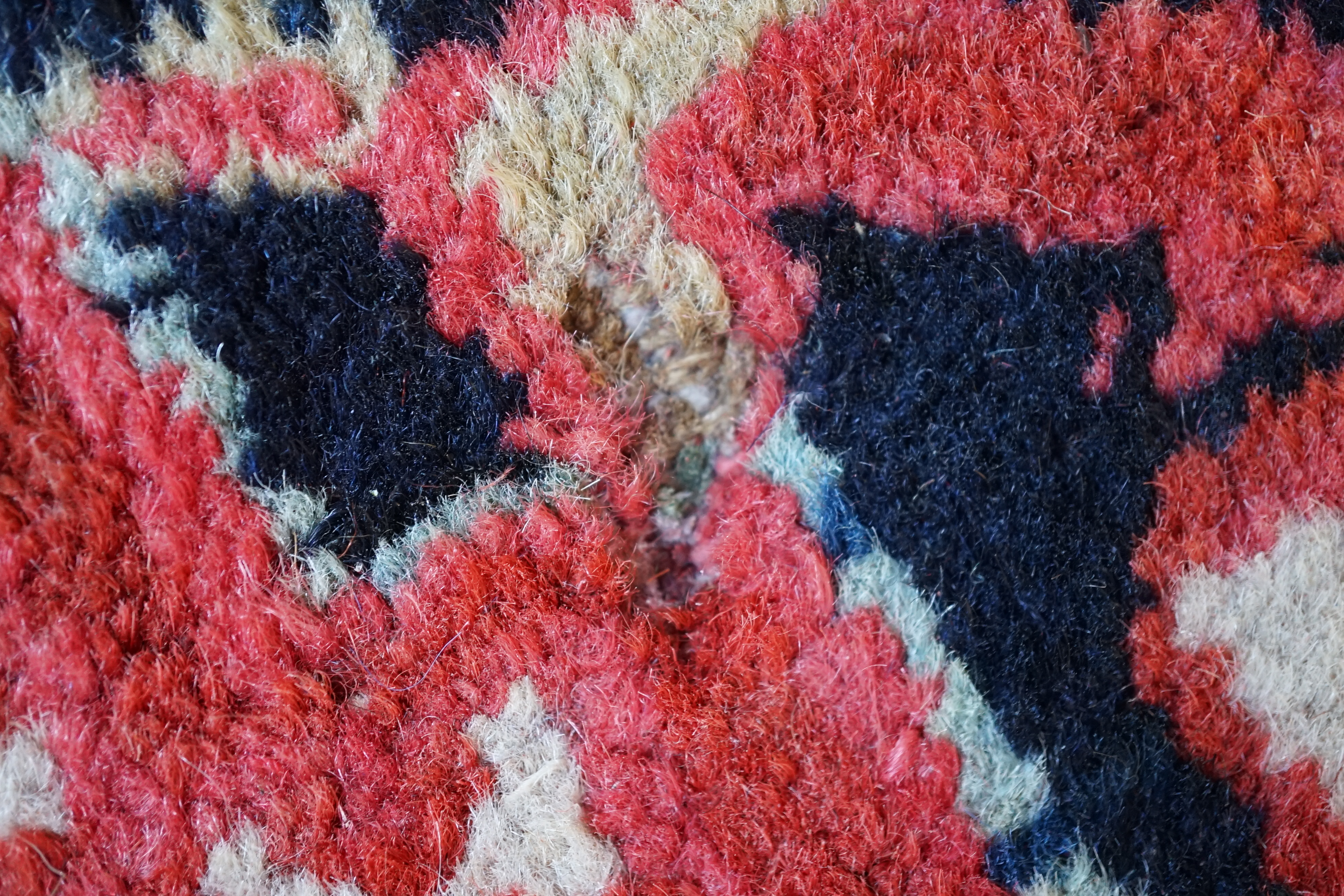 An antique Heriz carpet, 410 x 295cm